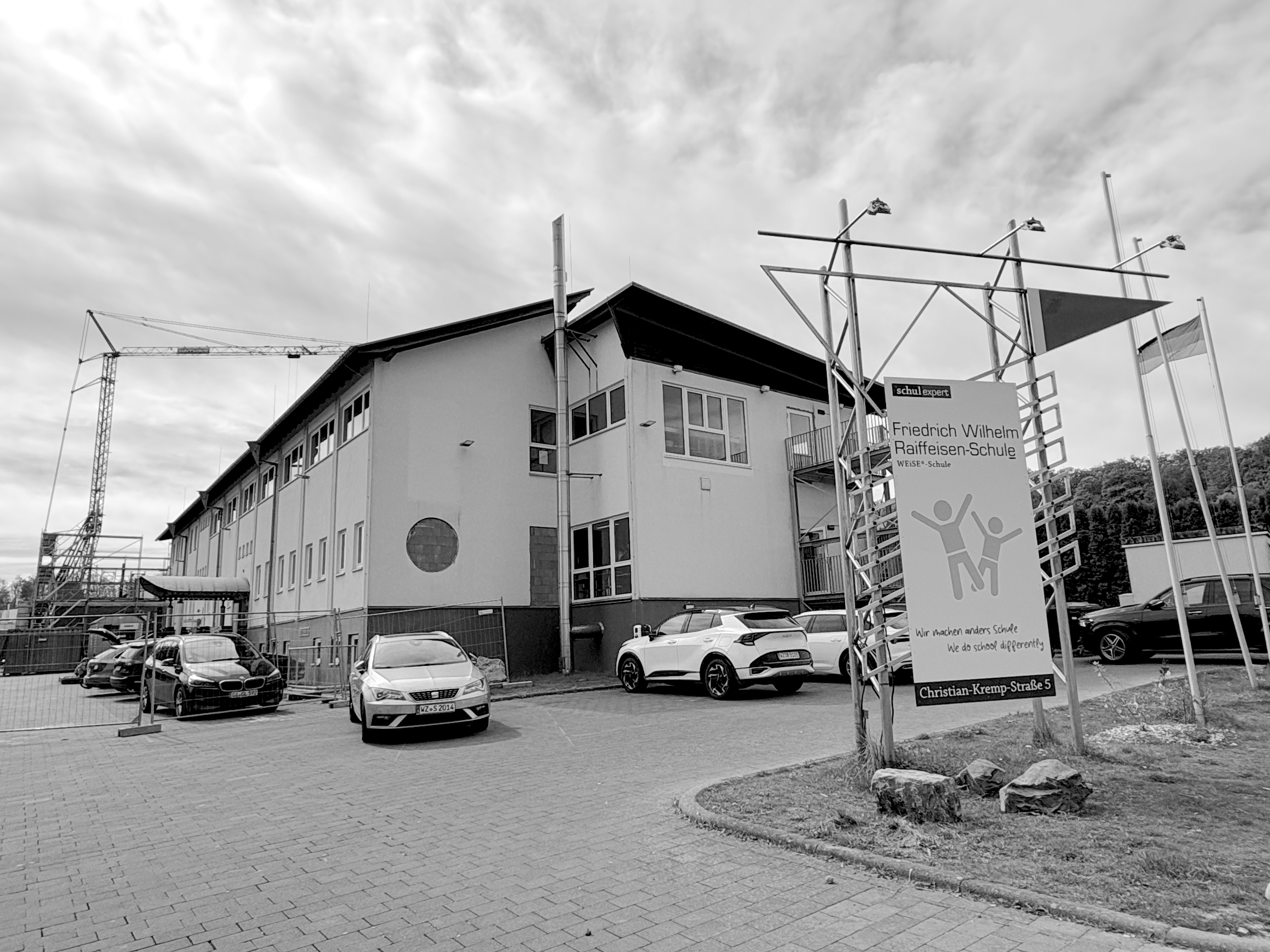 Friedrich Wilhelm Raiffeisen School në Wetzlar me vinç ndërtimi